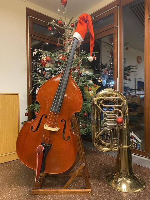 Ruhepause von Kontrabass und Tuba. Weihnachtliche Stimmung überall. 
 | Foto: privat