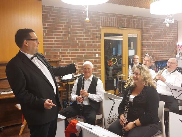 Dirigent Andreas Benz gibt seinen Saxophonisten humorvoll musikalische Zeichen.
 | Foto: privat