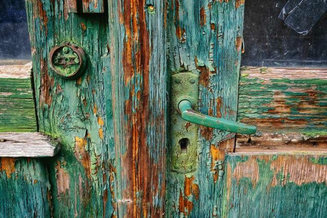 Diese Holztüre könnte sicherlich viele Geschichten erzählen...  | Foto: Petra Wagner