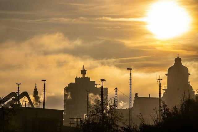 "Blitzbrücke und Skyline" - so nannte Hansjörg Sept diese beeindruckende Kulisse des wolkenumhüllten Heilbronn im herbstlichen Sonnenlicht. Eindeutig ein Bild des Monats Oktober. | Foto: Hansjörg Sept