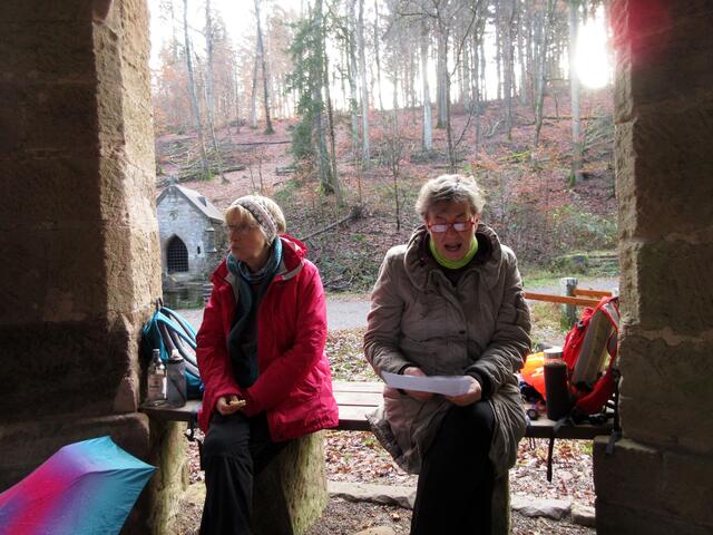 Gleich darauf ist die Stimmung wieder locker und fröhlich, makaber, aber humorvoll...  | Foto: WandernGabyErich
