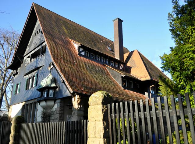 Bei der Dachform und der Gestaltung des Hauses, muss ich schon an Schwarzwald denken. | Foto: Daniela Somers