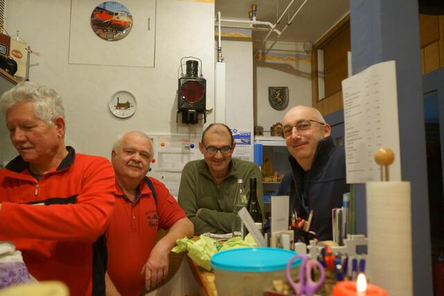 So läuft das bei uns: Einer arbeitet (Jürgen Ott beim Geschirr abtrocknen!!!!) und drei andere achten darauf dass nix kaputt geht! 
Jürgen Ott, Helmut Epp, Andreas Schick und Thomas Schäfer | Foto: Helmut Epp