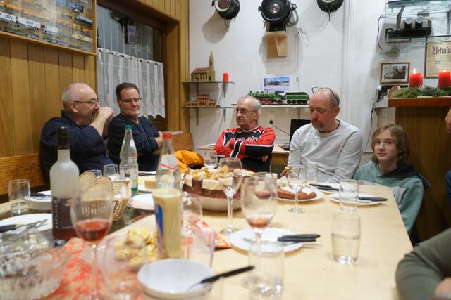 Fertsch -- mit Vespern!
Thomas Schäfer, Matthias Müller, Gerd Torkler, Martin und Maximilian Slabon! | Foto: Helmut Epp