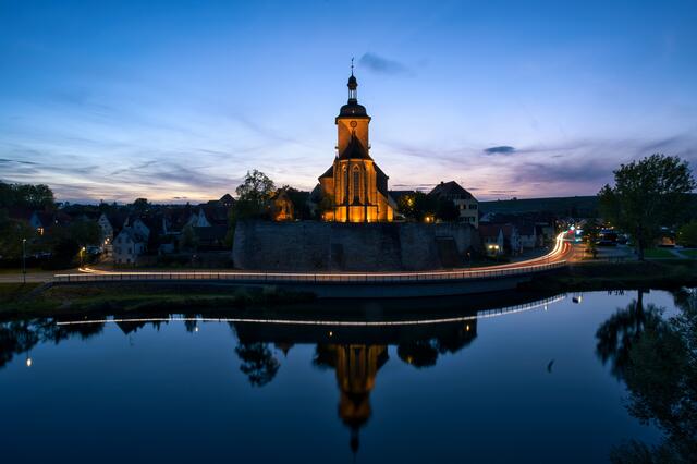 Oktober - Regiswindiskirche mit Spiegelung im Neckar zur blauen Stunde | Foto: Ulrich Seidel