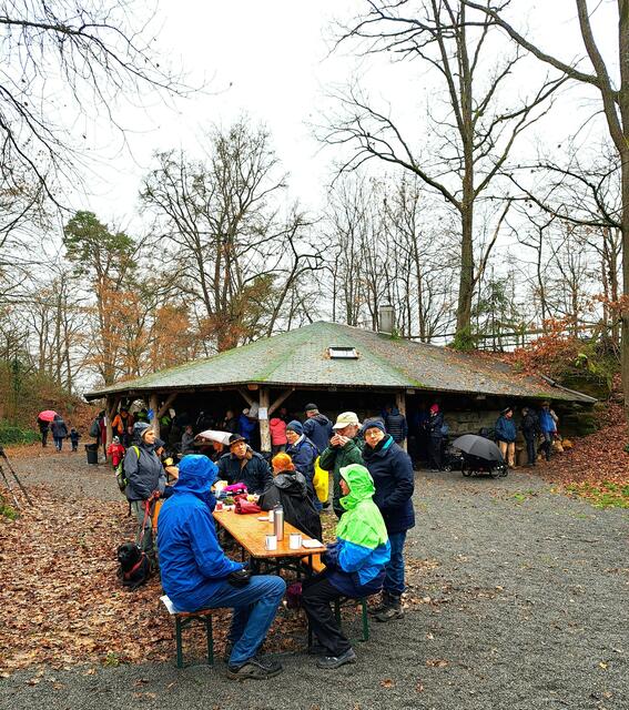 Die Aufwärmung mit einer Grillwurst und Glühwein tat gut! | Foto: Isolde Reitz