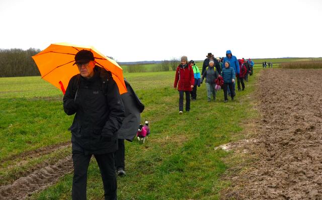 Vorbei an dem Standort der ehemaligen stationierten amerikanischen Raketenabschussbasis von Flugabwehrraketen, ging es weiter entlang des Deutschherrenfeldes. | Foto: Isolde Reitz