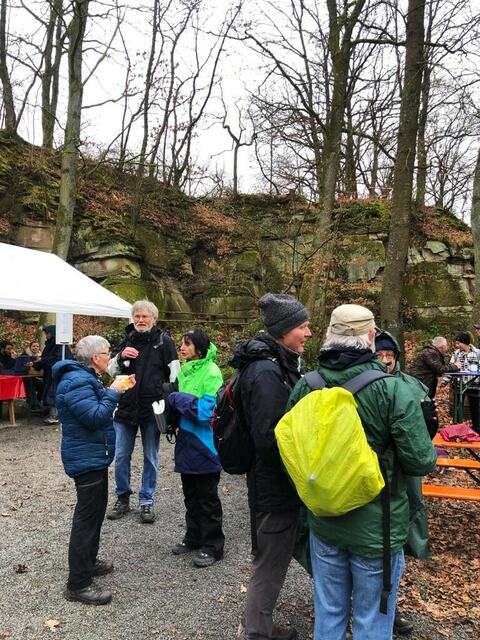 Nach einem kurzen, heftigen Regenguß ist endlich die bewirtete Grillhütte erreicht. | Foto: Isolde Reitz
