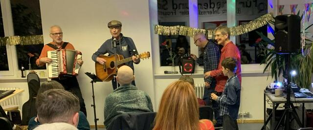 Musik nicht nur zum Zuhören, sondern auch zum Mitmachen als Chor oder Rhythmus-Gruppe: Folk Session mit Pit (Gitarre) und Joe (Akkordeon).  | Foto: MLPD