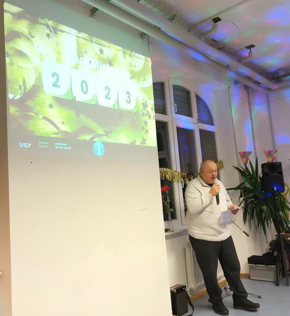 Peter Rügner von der MLPD Heilbronn präsentierte einen vielfältigen Jahres-Rückblick von den persönlichen bis zu den politischen Highlights des Jahres 2023. Die aktive Teilnahme von Heilbronner Teilnehmerinnen und Teilnehmern am Rebellischen Musikfestival, dem Sommercamp des Jugendverbands REBELL, der 3. Internationalen Bergarbeiterkonferenz und dem Weltkongress der Einheitsfront wurde hervorgehoben. | Foto: MLPD