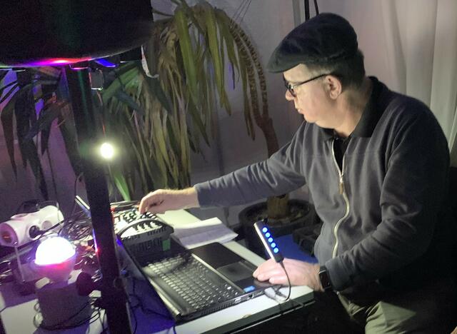 Der DJ hatte ein vielseitiges Tanzprogramm vorbereitet, bei dem jede und jeder auf seine Kosten kam. Nach dem Sektumtrunk um Mitternacht wurde das Tanzbein weiter geschwungen bis 3 Uhr nachts. Nach einem turbulenten Jahr hat dieses Fest den Zusammenhalt gestärkt. | Foto: MLPD
