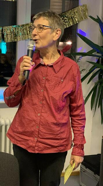 Rita Renner als Moderatorin begrüßte den Frauenverband Courage, Freunde der Heilbronner Montagsdemo und der Internationalen Automobilarbeiter-Koordination, Freunde und Genossen der MLPD Heilbronn, ihres Jugendverbands REBELL und der Kinderorganisation ROTFÜCHSE. Darunter auch 3 Gäste aus Ludwigsburg. | Foto: MLPD