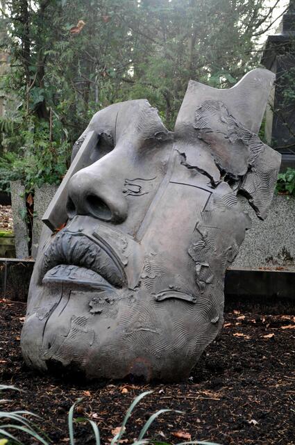 Auch die moderne Kunst hält Einzug im Friedhof. Ein Werk von Gunther Stilling. | Foto: Daniela Somers