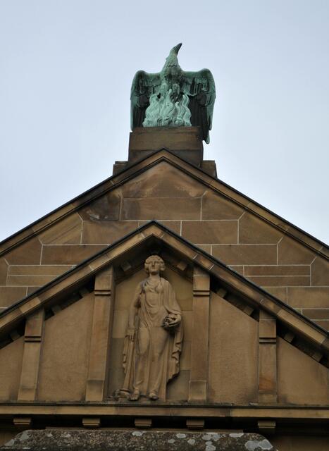 Phoenix auf dem Dach. Bei der Frauenfigur darunter habe ich leider keine Erklärung gefunden. | Foto: Daniela Somers