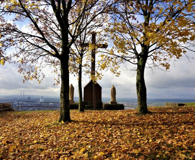 Das Kreuz auf dem Neckarsulmer Scheuerberg von 1895. Im Tal sind das moderne Neckarsulm und das Kohlekraftwerk Heilbronn zu erkennen.  | Foto: sigischlottke
