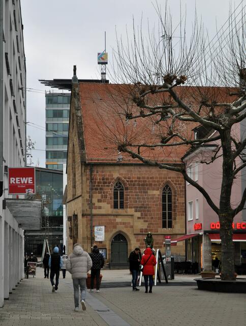 Die Nikolaikirche aus dem 14 Jhr. ist nun umgeben von neuen Häusern und macht fast einen verlorenen Eindruck. | Foto: Daniela Somers