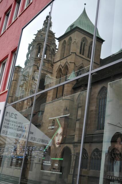 Die Kilianskirche spiegelt sich in einem modernen Schaufenster. | Foto: Daniela Somers
