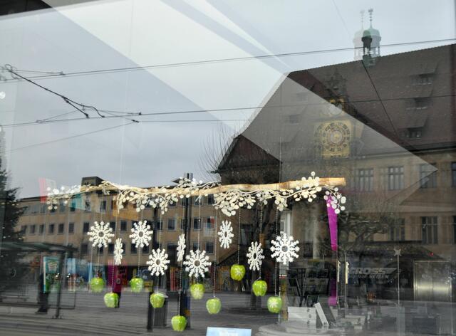 Das Rathaus spiegelt sich im Schaufenster des Kundencenters der Heilbronner Stimme in der Kaiserstraße. | Foto: Daniela Somers