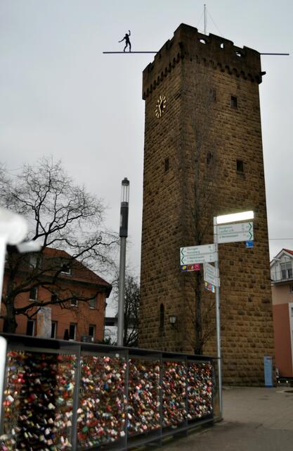 Das Geländer mit all den Schlössern ist eine relativ neue Erscheinung im Vergleich zum Götzenturm von 1392. Und auch die Skulptur "über dem Abgrund" von Hubertus von der Goltz 1985 ist im Vergleich zum Turm noch taufrisch. | Foto: Daniela Somers