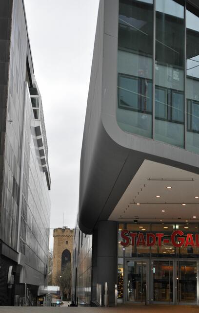 Zwischen den Fassaden von Galeria Kaufhof und der Stadtgalerie sieht man den historischen Götzenturm. | Foto: Daniela Somers