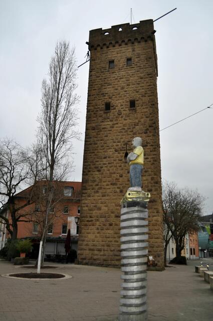 Die Skulptur "Taxidriver 98" aus dem Jahr 2000 von Daniel Wagenblast im Vordergrund des Götzenturms von 1392. | Foto: Daniela Somers