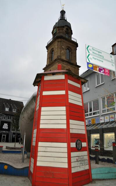 Spielturm trifft historischen Turm.  | Foto: Daniela Somers
