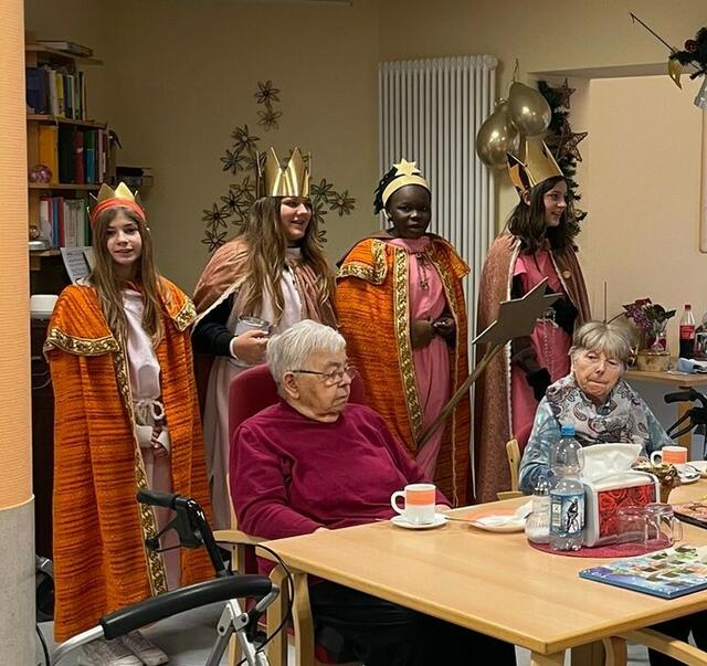 Die Dörzbacher Sternsinger zu Besuch im Seniorenheim | Foto: Marianne Köhler