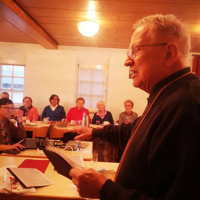 Georg Scheuerlein bei seinem Vortrag im Berlichinger Gemeindehaus | Foto: Hans J. Leuz