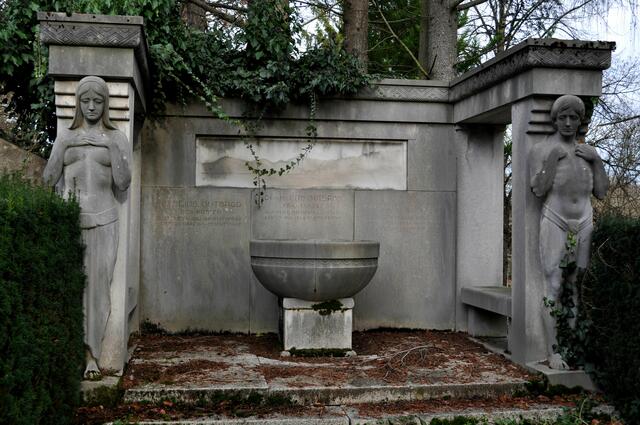 Dr. Otto Gutbrod war ein Frauenarzt in Heilbronn Anfang des 20 Jhr. Von ihm gibt es leider keine Villa mehr. Aber in Heilbronn ist der Gutbrodweg nach ihm benannt. Und ich finde die Grabgestaltung sehr schön und passend. Sie wurde von dem deutschen Bildhauer Daniel Stocker gestaltet. | Foto: Daniela Somers