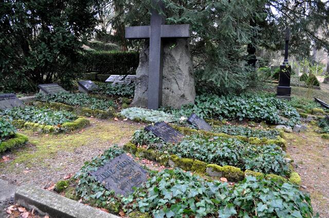 Grabanlage der Familie Rauch. In Heilbronn gibt es noch eine Villa Rauch und auch eine Strasse die nach dem Fabrikanten Adolf Rauch benannt wurde. Die Rauchstrasse. Die Familie war durch Heirat eng mit den Familien Feyerabend und Mertz verbunden. | Foto: Daniela Somers