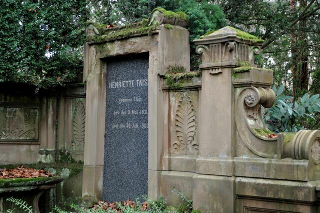 Grabmal für Henriette Faisst geb. Cluss. Sie war die Schwester von August Cluss und die Halbschwester von Adolf Cluss. Verheiratet mit Andreas Faisst. Sie wohnte in der Villa Faisst (Weinvilla) in Heilbronn und war maßgeblich für die schöne Ausstattung der Villa verantwortlich. | Foto: Daniela Somers