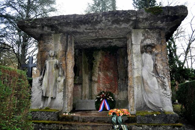 Familiengrab der Familie Schliz. Adolf Schliz war ein Stadtarzt in Heilbronn. Sein Sohn Alfred Schliz war ein Arzt sowie ein Amateur-Anthropologe und Archäologe. Er war in zweiter Ehe mit der Tochter von Louis Link verheiratet. 
Ich finde diese Grabstätte passt irgendwie zu einem Archäologen. Der  Megalithbau mit den trauernden Figuren an der Seite wurde von Alfred Schliz selbst entworfen. Die Schlizstrasse in Heilbronn wurde übrigens nicht nach ihm benannt, sondern nach Joseph Christian Schliz. Er war württembergischer Oberamtmann und zeitweiliger Stadtdirektor von Stuttgart und starb 1861 in Heilbronn. | Foto: Daniela Somers