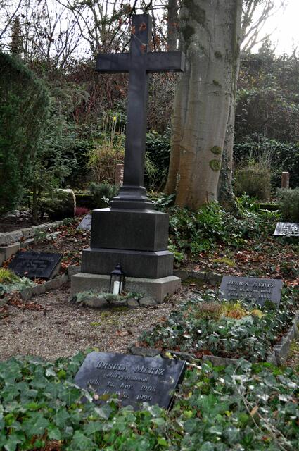 Die Grabanlage für die Familie Mertz. NIcht nur die Villa Mertz ist noch in Heilbronn zu sehen. Auch die Villa Rauch (Feyerabendsches Haus) hat durch Heirat Verbindungen zur Familie Mertz. Es gibt in Heilbronn auch einen Mertzweg. Benannt nach  Karl Julius Christian Mertz Mitinhaber der Firmen Georg Friedrich Rund, Lindenmeyer &amp; Co und C. B. Bläß. | Foto: Daniela Somers