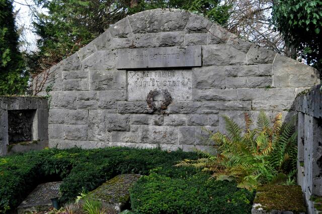 Grabanlage für die Familie Stotz. August Stotz war Kunstschmied und hat mit seinen Söhnen viele Kunstschmiedearbeiten an Villen und öffentlichen Gebäuden getätigt. Die Liste seiner Arbeiten ist lang und man sieht noch einige in Heilbronn. Auch die Villa Stotz habe ich vor kurzem Besuch. | Foto: Daniela Somers