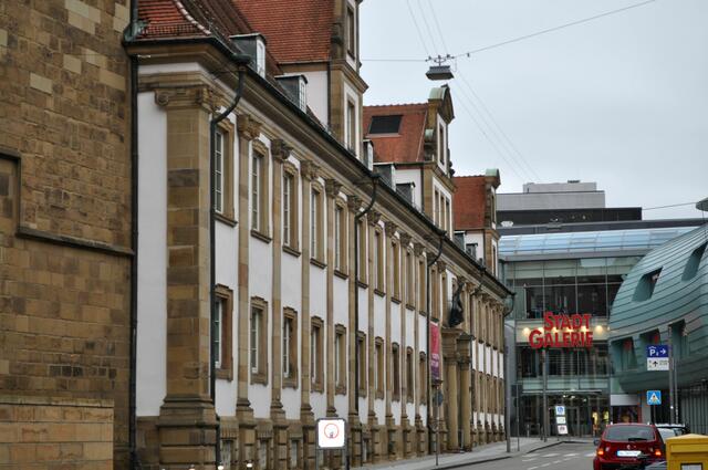 Die alte Deutschhoffassade trifft sich fast mit der neuen Fassade der Stadtgalerie. | Foto: Daniela Somers