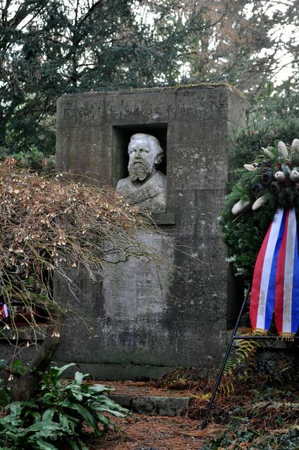 Familie Bruckmann. Peter Bruckmann sein Name ist überall in Heilbronn zu finden. Exponate der Silberwarenfabrik kann man im Otto--Rettenmaier-Museum anschauen. Peter Bruckmann heiratete eine Tochter von Louis Link und wohnte in der Villa Link. Es gibt in Heilbronn eine Brücke und eine Schule die ihm gewiedmet sind. Aber auch eine Strasse die der ganzen Familie gewiedmet ist. | Foto: Daniela Somers