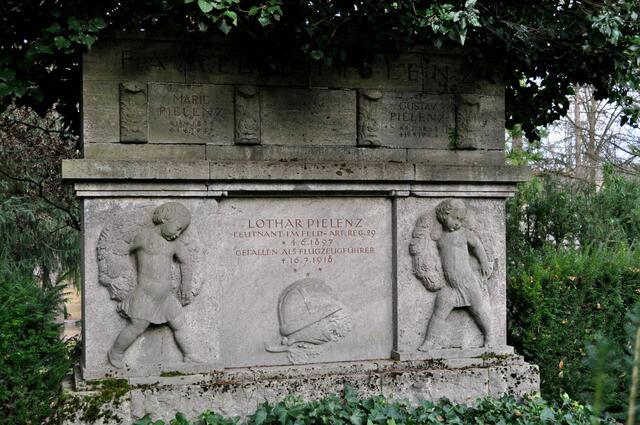 Grabmal der Familie Pielenz. Gustav Pielenz war Generaldirektor bei der Firma Knorr. Seiner Villa habe ich erst vor kurzem einen Besuch abgestattet.
Auch ein Sohn von ihm war später im Aufsichtsrat der Firma Knorr. Ein weiterer Sohn, Lothar, starb früh bei einem Flugzeugabsturz. Eine Tochter heiratete den Sohn von Peter Bruckmann: Dietrich Bruckmann. | Foto: Daniela Somers