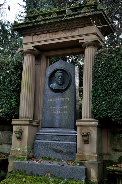 Grabmal für Andreas Faisst. Er war Mitbegrüner der Brauerei-Cluss und der Schwager von August Cluss. Der bewohnte die Villa Faisst (Weinvilla) in Heilbronn. Auch eine Straße in Heilbronn wurde nach dem Ehepaar Andreas und Henriette Faißt benannt. Die Faißtstraße. Die Grabanlage wurde vom deutschen Bildhauer  Adolf von Donndorf geschaffen. | Foto: Daniela Somers