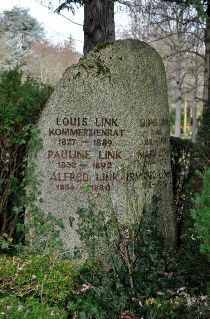 Louis Link ein Kaufmann und Unternehmer. Er heiratete in die Familie Münzing ein und wurde auch Teilhaber. Seine Villa in der Cäcilienstrasse habe ich mir schon angesehen. Seine Kinder heirateten in angesehenen Familien ein. Eine Tochter heiratete den Stadtarzt Alfred Schliz, eine andere Tochter hat Peter Bruckmann geheiratet. Eine Tochter hat den Kaufmann Rudolf Sperling geheiratet. Er zog jung in den ersten Weltkrieg und kam nicht mehr zurück. Seine Gedenkstätte ist mir aber beim fotografieren leider durch gegangen. | Foto: Daniela Somers