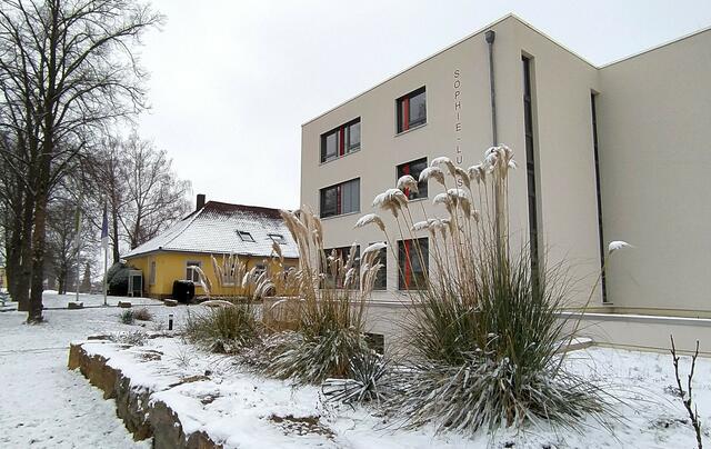Neben der neu erbauten Klinik steht eines der historischen Salinenhäuser.  | Foto: sigischlottke