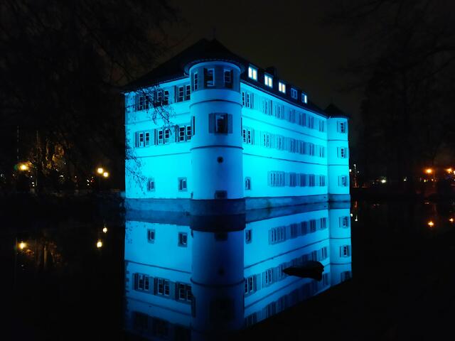 Historisches Wasserschloss mit ganz moderner blauer Beleuchtung | Foto: sigischlottke