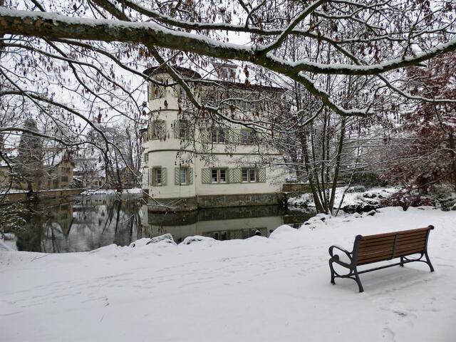 Historisches Wasserschloss im Winter - davor ein neues Bänkchen.  | Foto: sigischlottke