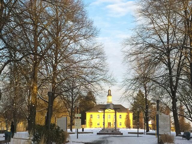 Das alte Salinengebäude und davor der Monopteros.  | Foto: sigischlottke