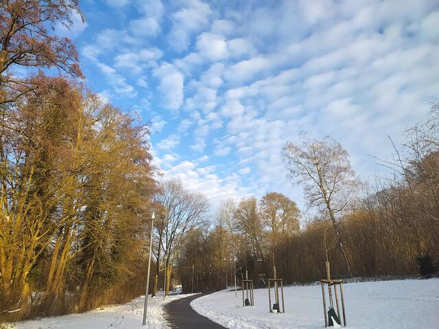 Der blaue Himmel ist mit lauter Flauschbällchen bedeckt.  | Foto: sigischlottke
