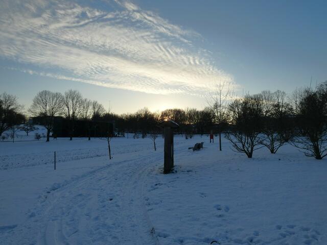 Die Sonne geht unter und es legen sich schon die Schatten über das Land.  | Foto: sigischlottke