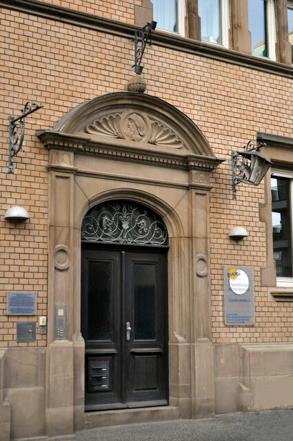 Eingangsportal. Leider ist die Cluss-Laterne beschädigt. | Foto: Daniela Somers