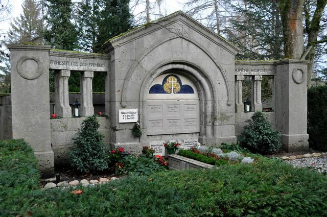 Grabanlage der Familie Weipert. Die Villa Weipert habe ich mir erst kürzlich angeschaut. Es gibt auch eine Weipertstrasse die nach dem Firmengründer Johann Michael Weipert benannt wurde. | Foto: Daniela Somers