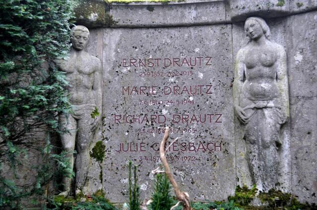 Grabmal der Familie Drautz. Ich finde es sehr schön gestaltet und musste erst darüber nachlesen. Richard Drautz war 50 Jahre lang Geschäftsführer der „Maschinenfabrik mit Gießerei – J. Weipert &amp; Söhne“. Er gründete die Richard Drautz Stifung. Die Stiftung ist eine gemeinnützige Stiftung für Senioren- und Pflegeeinrichtungen. | Foto: Daniela Somers