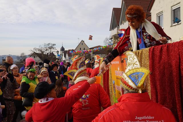 Nicht nur Prinzessin Nicole hatten alle Hände voll zu tun: Hier ein Gläschen füllen, dort eine Tüte Popkorn, Lutscher, Gummibärchen, Bierfläschchen und, und, und . . . | Foto: Hans Peter Schmitt