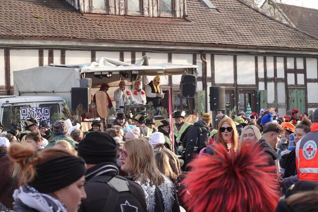 Auf dem großen Platz vor der Jahnhalle geht sprichwörtlich "die Post ab". Hier werden die eintreffenden Gruppen kommentiert, die Jagstfelder Hiehnerlaus-Guggä spielen, der ganze Platz steppt und wiegt sich. | Foto: Hans Peter Schmitt